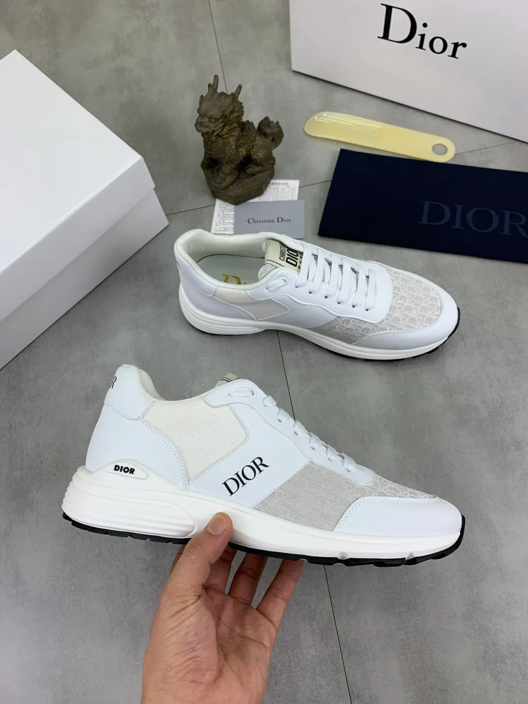 Men's shoes 💰P420 New Dior Chrono 2025 new product B30 series, in white and black fly woven series, decorated with computer-printed CD logo on both sides, star patch on the tongue and Dior logo on the heel, many details highlight the style. The interior is matched with the original color matching mesh, and the interior of the body is supported by low-temperature shaping sheets, and is filled with light feather cotton to keep the interior full and soft against the feet. The exclusive open-molded outsole adopts a one-piece molding process, so there is no need to worry about problems such as the opening and falling of sole decorative accessories. It is light and comfortable to wear, yet strong and wear-resistant. The two-color shoelaces are accessorized with exquisite metal five-pointed star pendants, creating a high-end, trendy and casual look at all times. Color: white black blue code number: 38-44 (45 customized)
